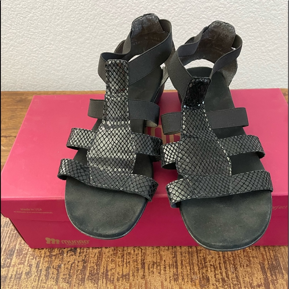 Munro black sandals